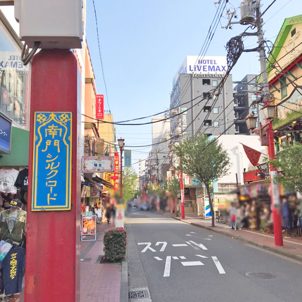 道端の街灯には南門シルクロードの看板がついています