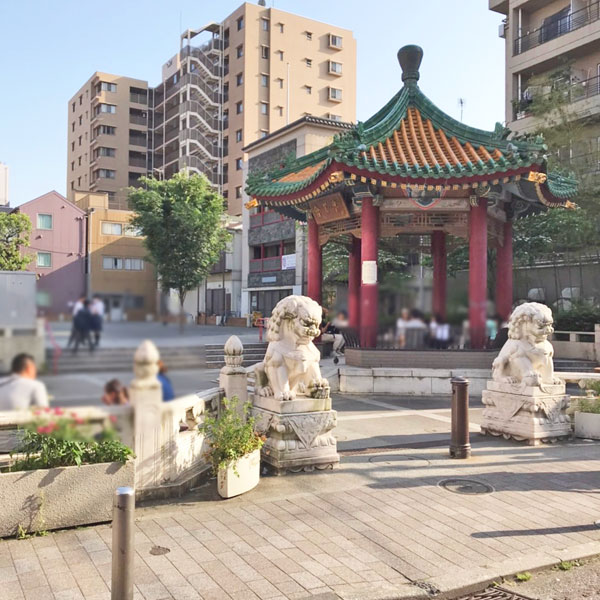 白い獅子が入口に鎮座する、山下町公園です