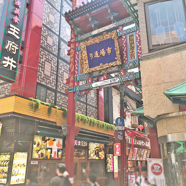 市場大通りの門です