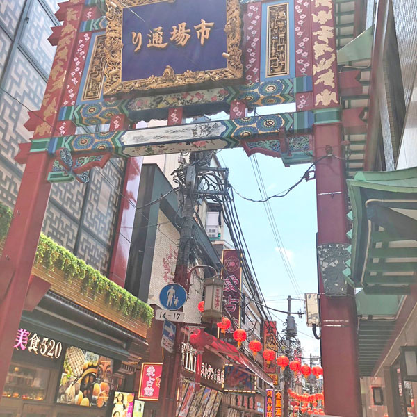 市場通りの門です