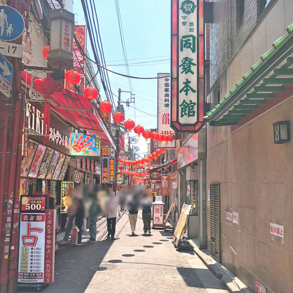 市場通りは頭上にいつも赤い提灯が並んでいるのが特徴です