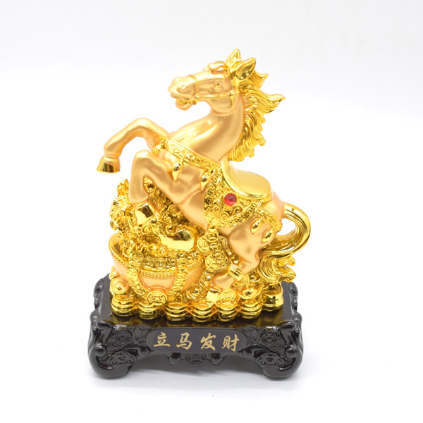 黒台座つきの金馬